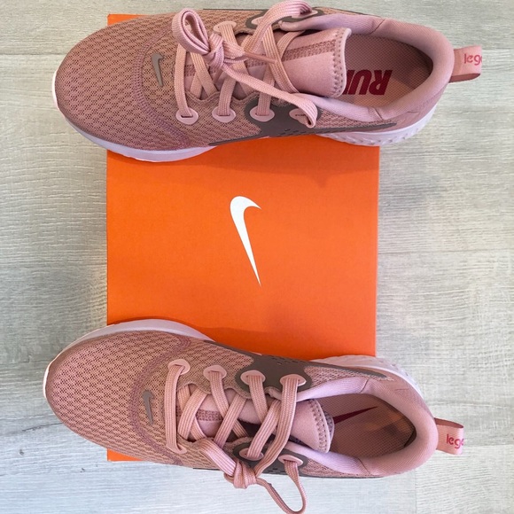 Nike - Picture 3 of 5